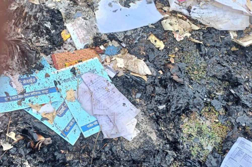 खैरागढ़ स्थित सरकारी स्कूल में बड़ी लापरवाही उजागर,  किताबें, रजिस्टर समेत कई दस्तावेज बिना अनुमति जलाए