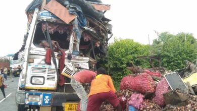 सामने से टकराए दो ट्रक: चालक और खलासी की दर्दनाक मौत, दो घंटे तक लगा रहा जाम