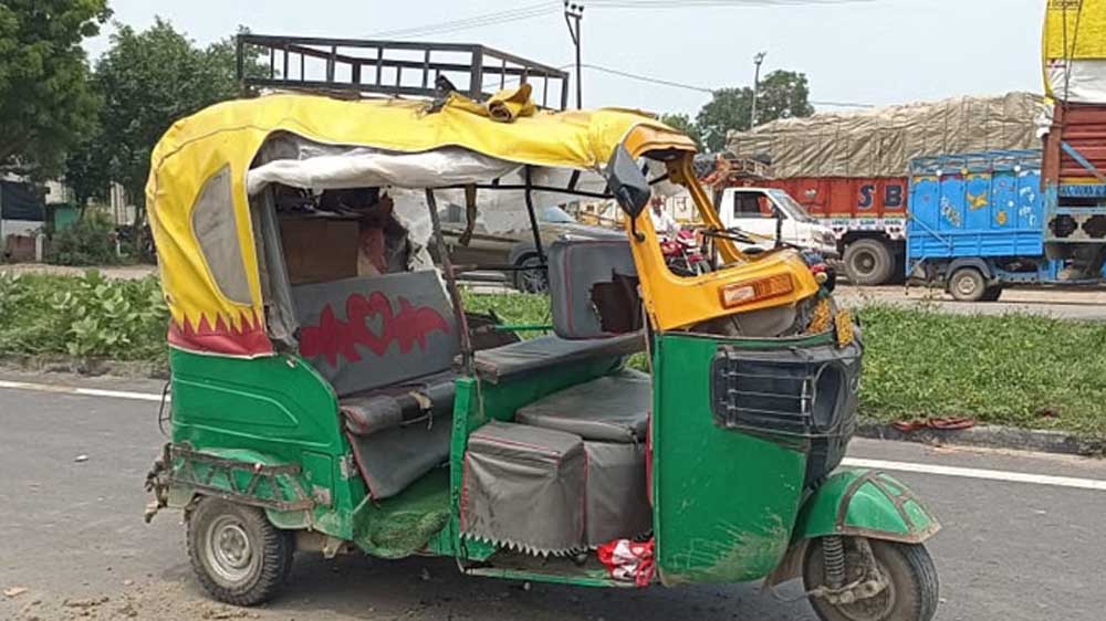 बरेली में दर्दनाक हादसा: ट्रक की टक्कर से महिला और मासूम बेटे की मौत, तीन गंभीर घायल बरेली में दर्दनाक हादसा: ट्रक की टक्कर से महिला और मासूम बेटे की मौत, तीन गंभीर घायल