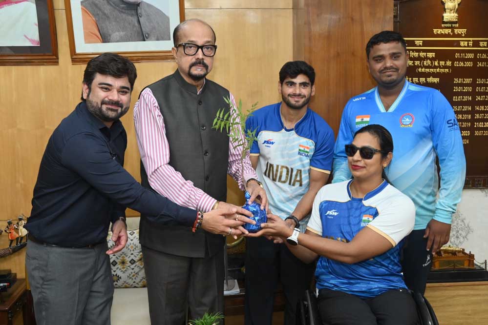 रायपुर : राज्यपाल डेका से भारतीय पैरा डोंगी एथलीट खिलाड़ियों ने की भेंट