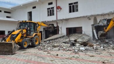 छांगुर बाबा पर बुलडोजर का तीसरा दिन, इतनी मजबूत कोठी कि तोड़ने में आ रहा पसीना छांगुर बाबा पर बुलडोजर का तीसरा दिन, इतनी मजबूत कोठी कि तोड़ने में आ रहा पसीना