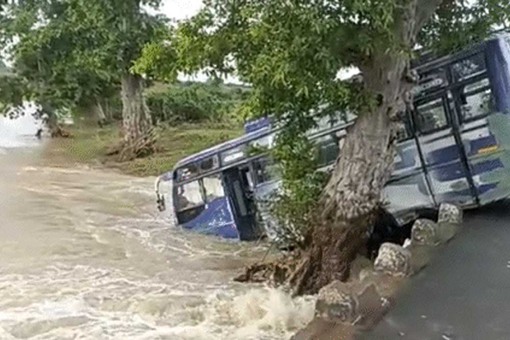 दमोह में उफनते नाले से पार कराने की कोशिश में बस अनियंत्रित होकर पुलिया से नीचे लटकी