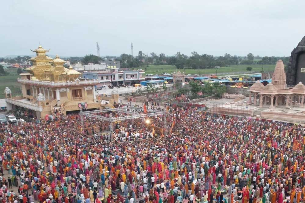 कुबेरेश्वरधाम में गुरु पूर्णिमा महोत्सव के तहत गुरु दीक्षा और प्रवचन का आयोजन , श्रद्धालुओं को दी जा रही गुरु दीक्षा, नुक्ती का लगाएंगे भोग