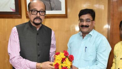 रायपुर : राज्यपाल श्री डेका से गेंड़ी लोक नृत्य कलाकार ने की भेंट