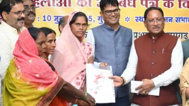 मुख्यमंत्री विष्णुदेव साय ने रेडी टू ईट निर्माण एवं वितरण हेतु रायगढ़ में 10 महिला स्व-सहायता समूहों को सौंपे अनुबंध पत्र मुख्यमंत्री विष्णुदेव साय ने रेडी टू ईट निर्माण एवं वितरण हेतु रायगढ़ में 10 महिला स्व-सहायता समूहों को सौंपे अनुबंध पत्र