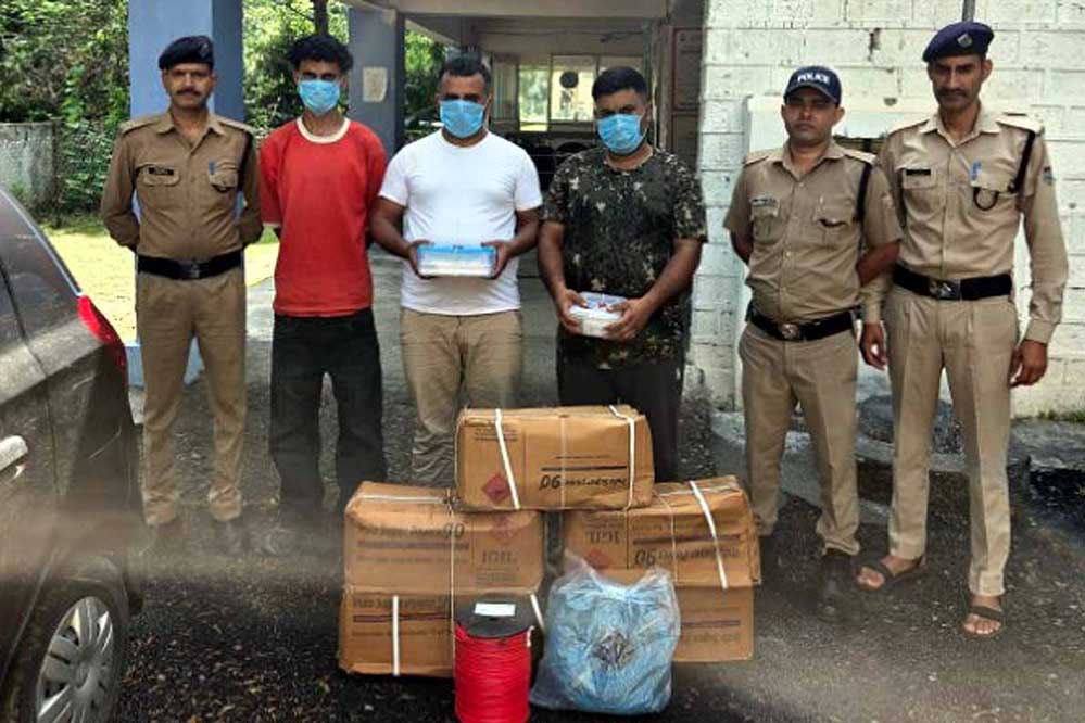 देहरादून में तीन लोगों को 125 किलोग्राम डायनामाइट के साथ पकड़ा, जने  कितना नुकसान हो सकता था