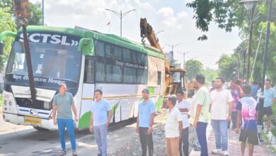 नगर निगम द्वारा सार्वजनिक सड़क पर खड़ी निजी बसों को हटाने का चला अभियान
