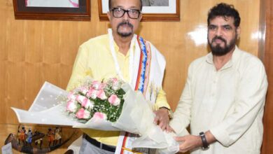 राज्यपाल डेका से छत्तीसगढ़ खादी एवं ग्रामोद्योग बोर्ड के अध्यक्ष ने की सौजन्य भेंट राज्यपाल डेका से छत्तीसगढ़ खादी एवं ग्रामोद्योग बोर्ड के अध्यक्ष ने की सौजन्य भेंट