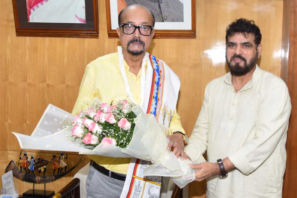 राज्यपाल डेका से छत्तीसगढ़ खादी एवं ग्रामोद्योग बोर्ड के अध्यक्ष ने की सौजन्य भेंट