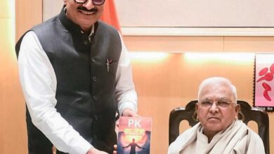 पीके का फंडा’ की पहली प्रति राज्यपाल को भेंट