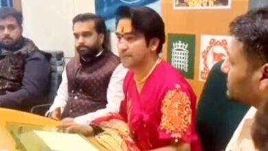 धीरेंद्र शास्त्री को ब्रिटिश संसद में मिला सम्मान, सांसदों को दिया बागेश्वर धाम का न्यौता