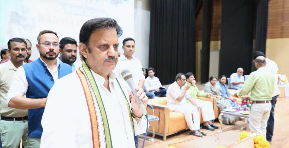 शासन की योजनाओं का लाभ दिलाने में महत्वपूर्ण भूमिका निभा रहे हैं कामन सर्विस सेंटर : उप मुख्यमंत्री शुक्ल