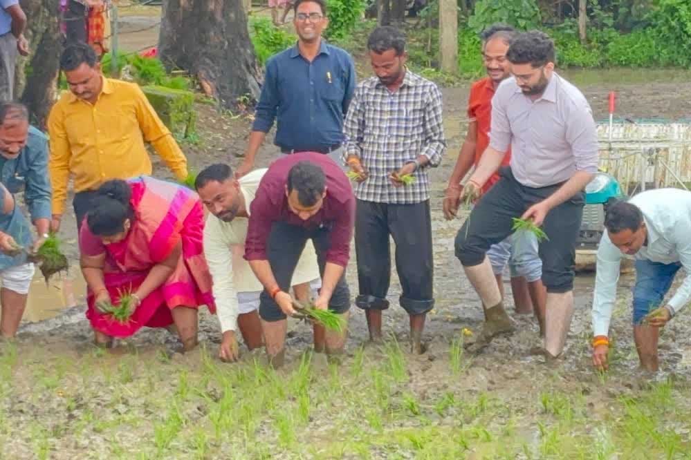 मंडला में कलेक्टर और मंत्री उइके का दिखा खास अंदाज, रोपे धान के पौधे,कुम्भार सशक्तिकरण जागरूकता शिविर में हुए शामिल