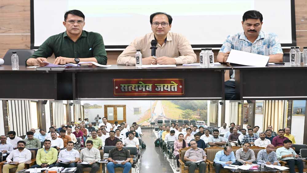 कलेक्टर ने की जिला सहकारी बैंक के कामकाज की समीक्षा