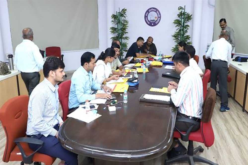 सरकारी नौकरी पाने की खुशी चेहरों पर झलकी सरकारी नौकरी पाने की खुशी चेहरों पर झलकी