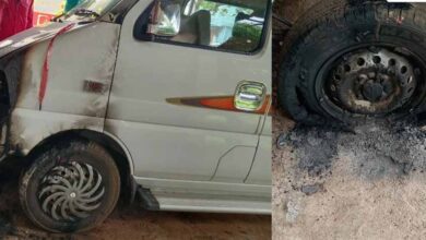 असामाजिक तत्वों ने कार को बनाया निशाना घर के बाहर खड़ी गाड़ी में लगाई आग, पीड़ित ने पड़ोसियों संग बुझाई आग