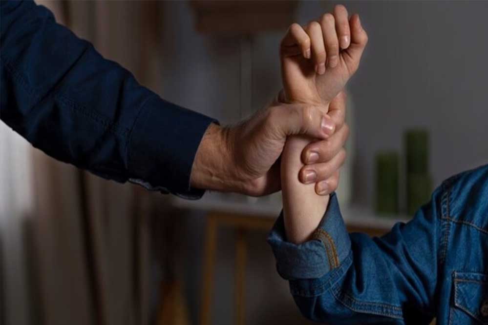 पूर्व महिला सांसद का बड़ा खुलासा: पति करता था यौन शोषण और मारपीट