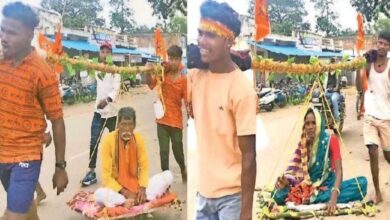 खाट पर माता-पिता, कांधों पर कर्तव्य: 20 किमी पैदल चला कलियुग का श्रवण कुमार