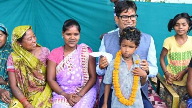 रायपुर : बिरहोर परिवार के गृह प्रवेश में पहुंचे वित्त मंत्री ओ.पी.चौधरी, परिवार के नन्हे बच्चे से कटवाया फीता