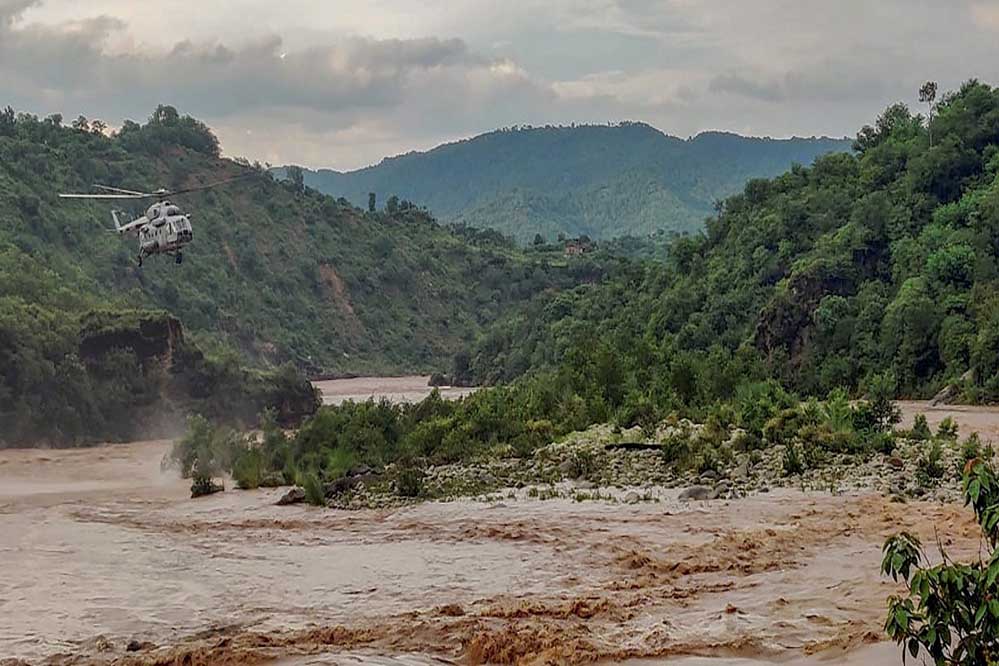 जम्मू-कश्मीर: राजौरी में भारी बारिश के बाद बाढ़ जैसे हालात, स्कूल बंद जम्मू-कश्मीर: राजौरी में भारी बारिश के बाद बाढ़ जैसे हालात, स्कूल बंद