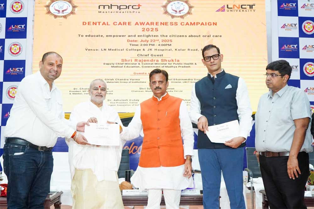 जंगल में शेर को तख्ती लगाकर चलते नही देखा