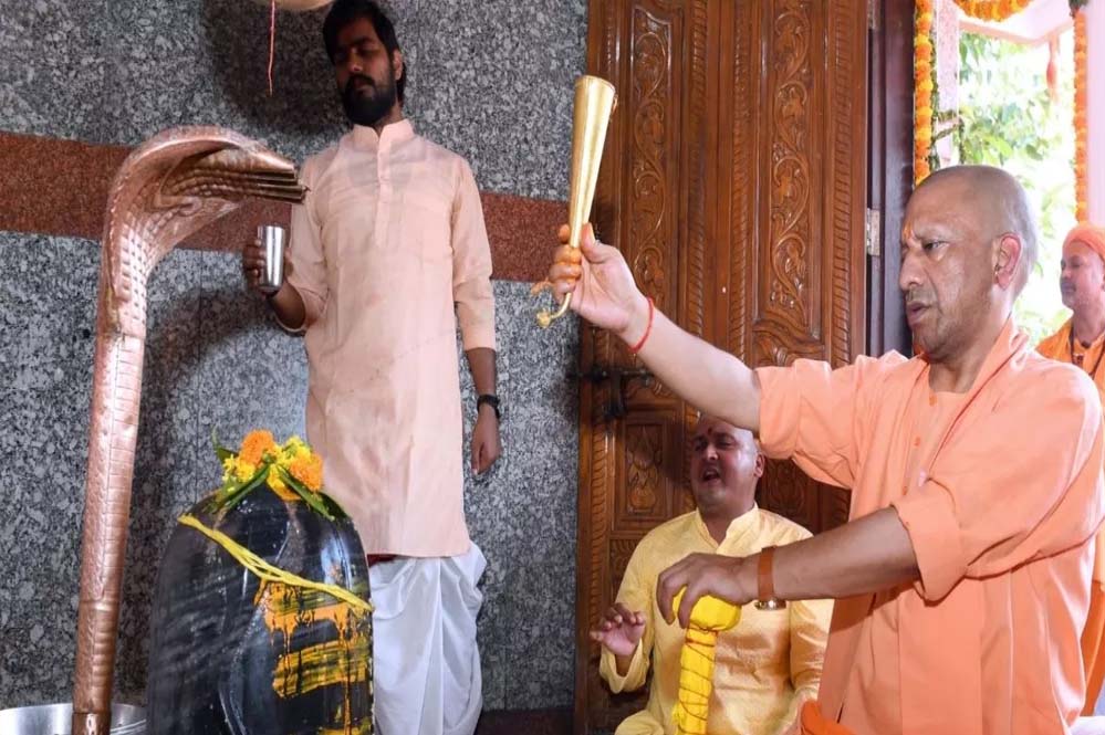 गोरखपुर में CM योगी आदित्यनाथ ने सावन शिवरात्रि के अवसर पर मानसरोवर मंदिर में रुद्राभिषेक किया