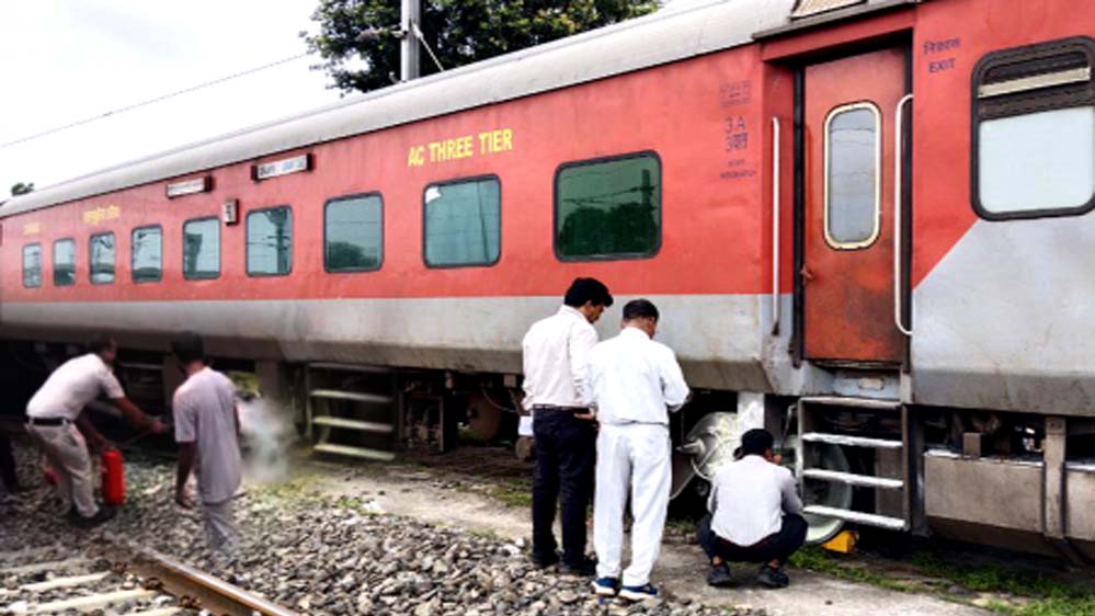 कुशीनगर एक्सप्रेस में तकनीकी खराबी से मचा हड़कंप, चक्के से उठे धुएं ने रोकीं पीछे आ रही ट्रेनें कुशीनगर एक्सप्रेस में तकनीकी खराबी से मचा हड़कंप, चक्के से उठे धुएं ने रोकीं पीछे आ रही ट्रेनें