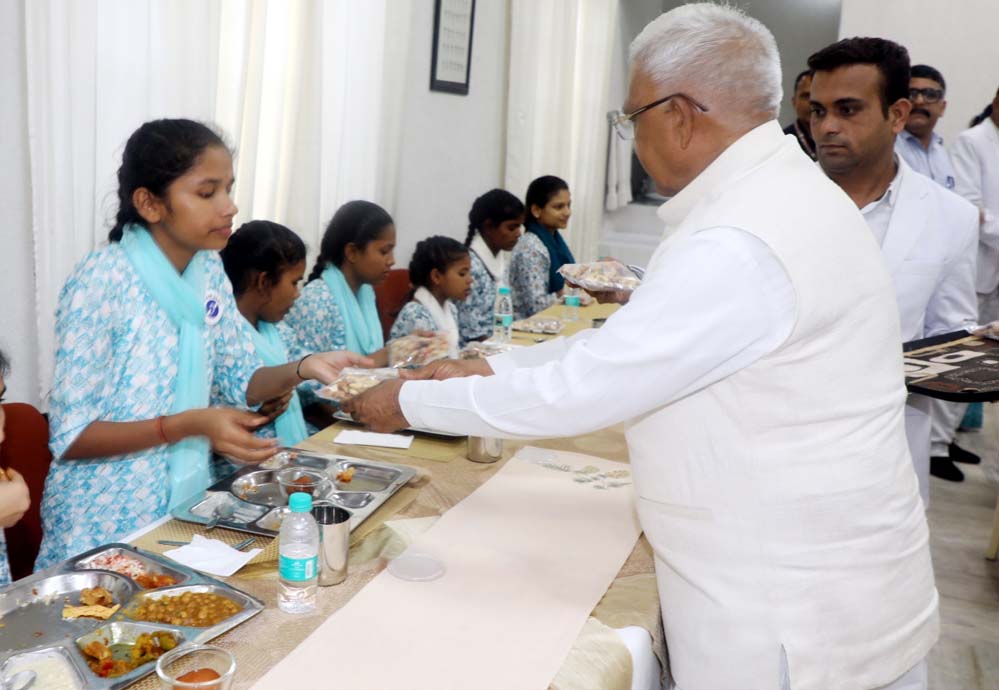 राज्यपाल पटेल ने दिव्यांग बालिकाओं के साथ किया सह-भोज