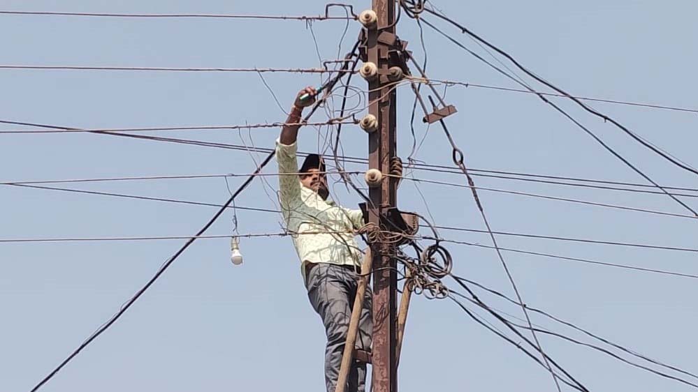 बिजली बिल नहीं चुकाने वालों पर बड़ी कार्रवाई, 3 दिन में 8 हजार कनेक्शन कटे बिजली बिल नहीं चुकाने वालों पर बड़ी कार्रवाई, 3 दिन में 8 हजार कनेक्शन कटे