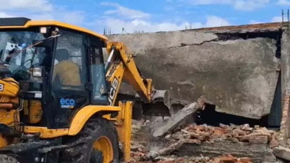 छांगुर बाबा के भतीजे सबरोज का घर 30 मिनट में गिरा, प्रशासन ने बुलडोजर चलाया