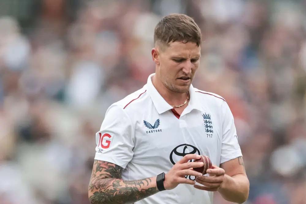 इंग्लैंड के इस गेंदबाज पर लगे बॉल टेम्परिंग के आरोप… गेंद के साथ की ये ‘हरकत’, VIDEO