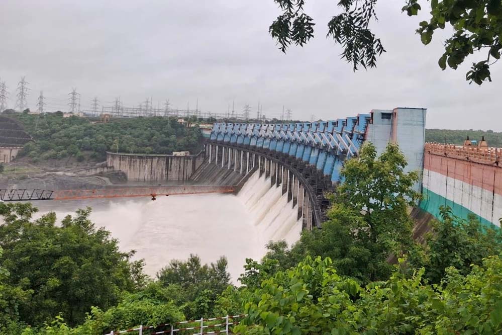 इंदिरा सागर और ओंकारेश्वर बांध के खुले गेट, नर्मदा में स्नान और बोटिंग पर प्रतिबंध