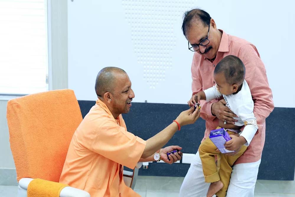 मां-बाप की मौत से टूटे तीन मासूम, सीएम योगी बने उम्मीद की किरण