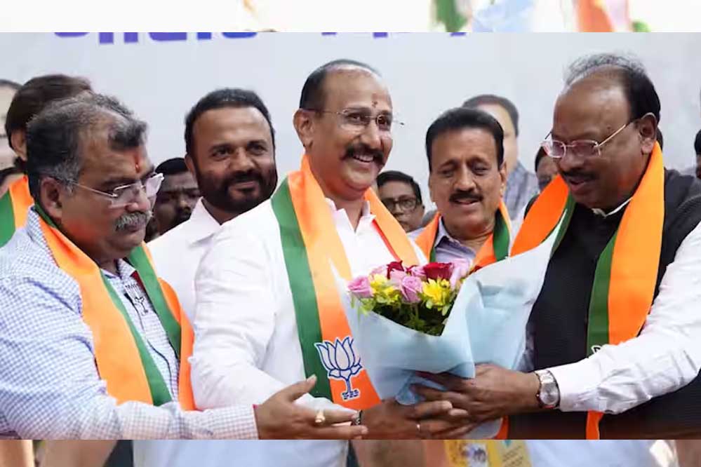 बीजेपी की महाराष्ट्र इकाई के नए अध्यक्ष रवींद्र चव्हाण ने कार्यभार संभालते ही विपक्षी कांग्रेस को बड़ा झटका दे दिया बीजेपी की महाराष्ट्र इकाई के नए अध्यक्ष रवींद्र चव्हाण ने कार्यभार संभालते ही विपक्षी कांग्रेस को बड़ा झटका दे दिया