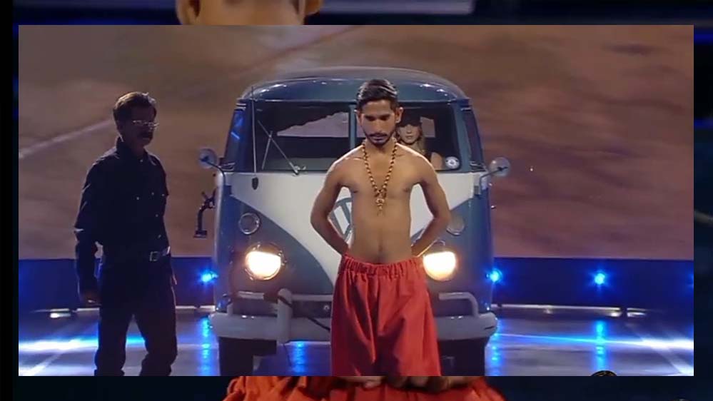 अभिषेक चौबे ने शोल्डर ब्लेड्स से खींची 1250 किलो की कार, बनाए 2 वर्ल्ड रिकॉर्ड अभिषेक चौबे ने शोल्डर ब्लेड्स से खींची 1250 किलो की कार, बनाए 2 वर्ल्ड रिकॉर्ड