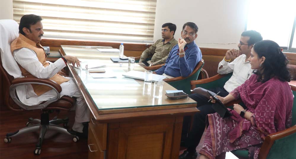 निर्माणाधीन कार्यों को समय से पूर्ण करें और शीघ्र सेवा प्रदाय करें : उप मुख्यमंत्री शुक्ल