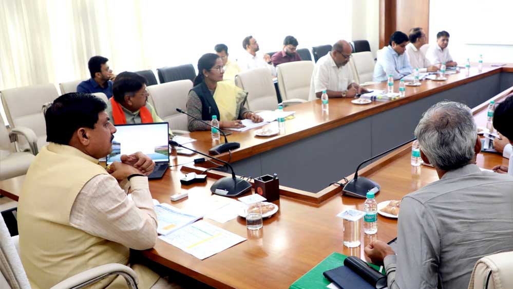 नगरीय क्षेत्रों में झुग्गी बस्तियों के विस्तार को नियंत्रित करने कार्य-योजना बनाई जाए : मुख्यमंत्री डॉ. यादव