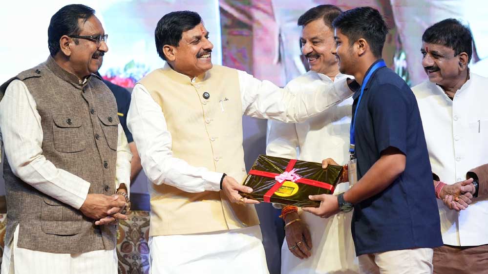 CM यादव ने राज्य के 94,234 मेधावी छात्रों को लैपटॉप खरीदने के लिए 25-25 हजार रुपए की सहायता राशि उनके बैंक खातों में की ट्रांसफर