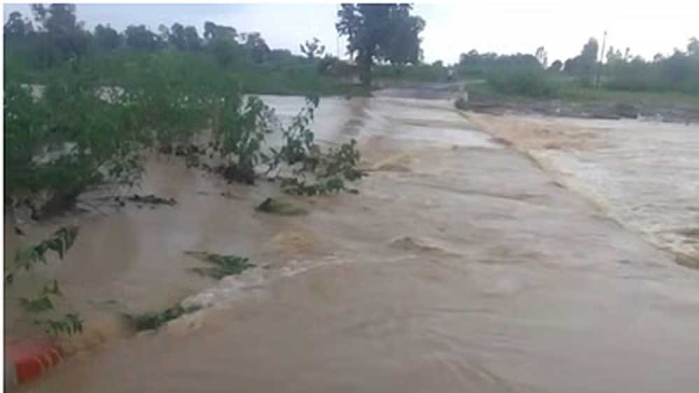 टीकमगढ़, डिंडौरी और गुना में भारी बारिश से कई इलाकों में जलभराव , नदी-नाले उफान पर टीकमगढ़, डिंडौरी और गुना में भारी बारिश से कई इलाकों में जलभराव , नदी-नाले उफान पर