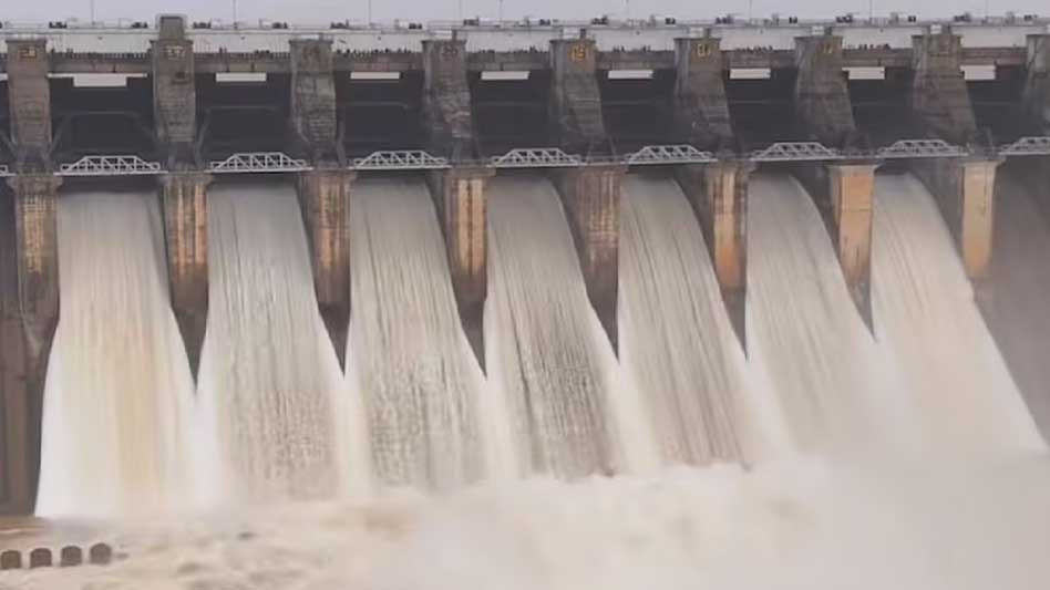 भारी बारिश के चलते जबलपुर समेत 6 जिलों में दो दिन स्कूलों की छुट्टी, डिंडौरी में धमनी-कुसेरा सड़क धंसी भारी बारिश के चलते जबलपुर समेत 6 जिलों में दो दिन स्कूलों की छुट्टी, डिंडौरी में धमनी-कुसेरा सड़क धंसी