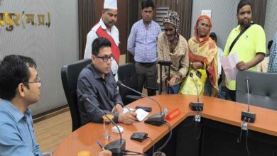 जनसुनवाई में आवेदकों ने कलेक्टर को बताई अपनी समस्याएं