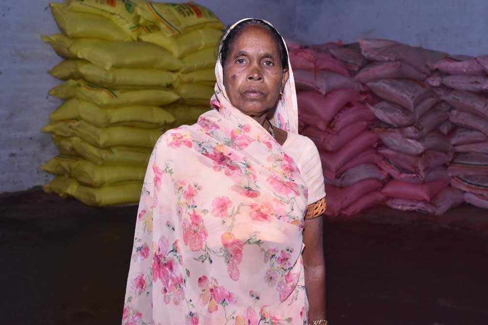 पर्याप्त मात्रा में किसानों को मिल रहा खाद एवं बीज