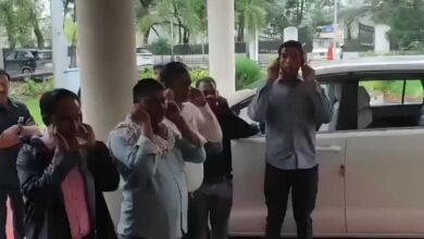 कवर्धा में कलेक्टर गोपाल वर्मा ने देर से आने वाले कर्मचारियों को कान पकड़कर उठक-बैठक लगवाई