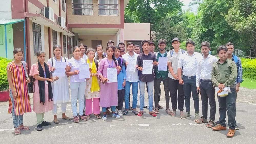 सैकड़ो की संख्या में अनुसूचित जाति जनजाति युवा छात्र संगठन के लोगों ने पुलिस अधीक्षक कार्यालय पहुंचकर सौंपा ज्ञापन सैकड़ो की संख्या में अनुसूचित जाति जनजाति युवा छात्र संगठन के लोगों ने पुलिस अधीक्षक कार्यालय पहुंचकर सौंपा ज्ञापन