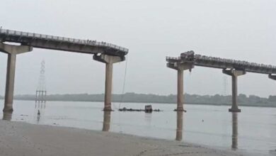 गुजरात : महिसागर नदी पर बना ब्रिज टूटा, कई वाहन गिरे, ट्रक लटका… 2 लोगों की मौत