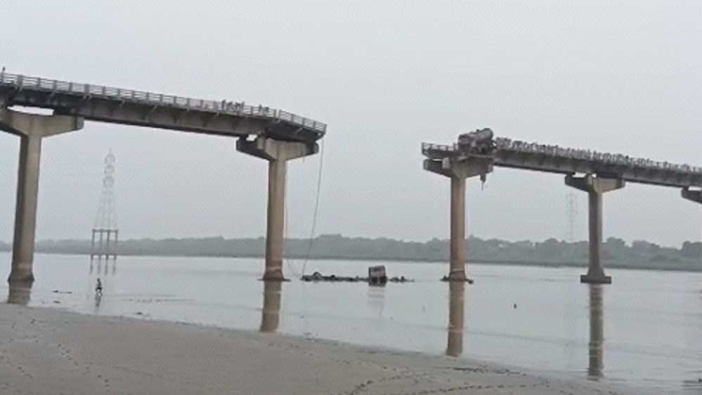 गुजरात : महिसागर नदी पर बना ब्रिज टूटा, कई वाहन गिरे, ट्रक लटका… 2 लोगों की मौत