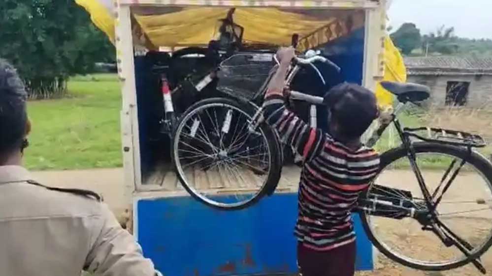 सिंगरौली जिले में प्रिंसिपल ने तो हद ही कर दी! स्कूल से चुरा ली 23 साइकिलें, पुलिस ने छापा मार की बरामद