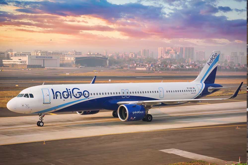 प्रयागराज से बेंगलुरु जा रही indigo की फ्लाइट के अंदर यात्रियों को आई पेट्रोल जैसी गंध, टेकऑफ से पहले रद्द हुई उड़ान