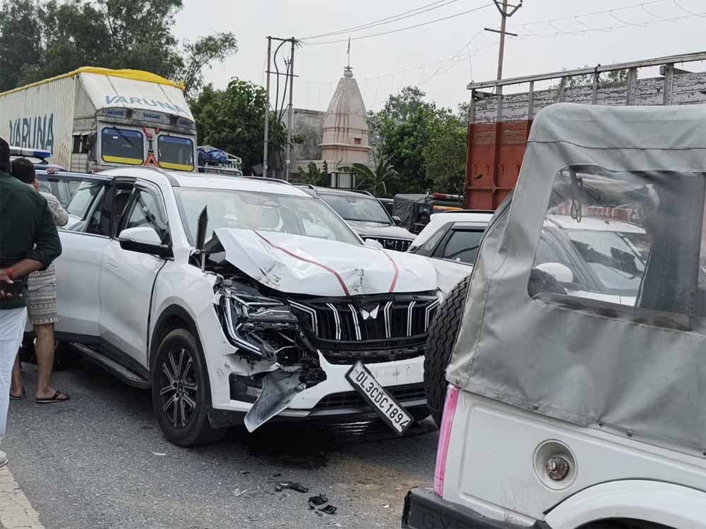 राजमार्ग 9 स्थित छिजारसी चौकी के पास हादसा, योगी सरकार की मंत्री बाल-बाल बचीं