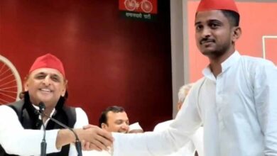 अखिलेश से मिलकर पुलिस पर लगाया था रिश्वत का आरोप, अब खुद फंसा; पिता ने ही खोली पोल